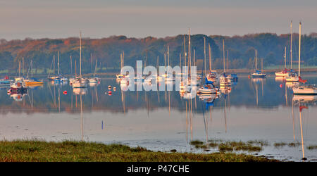 Yachten in Chichester Harbour günstig bei Apuldram, (fishbourne Kanal), West Sussex, England, UK. Stockfoto