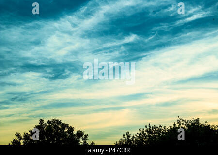 Abend Landschaft mit kontrastierenden Sonnenuntergang Himmel. Abstrakte Natur Hintergrund. Stockfoto