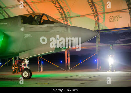 Sqn. Ldr. Hugh Nichols von der britischen Royal Air Force bereitet seine F-35 b Lightning II für den Start vom Marine Corps Air Station Beaufort 29 Juni. Marine Fighter Attack Training Squadron 501 Piloten und Betreuer Reisen in das Vereinigte Königreich, das Royal International Air Tattoo und der Farnborough International Airshow zu unterstützen. Personal und Ausrüstung aus dem US Marine Corps und der RAF werden zusammenarbeiten, um die Fähigkeiten der F-35 b anzuzeigen. Ihre Ankunft in Großbritannien wird zum erste Mal wurde die f-35 auf britischem Boden markieren. Nichols werden auch als erster britischer Pilot fliegen die F Stockfoto