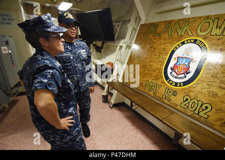 160629-N-RC 734-075 JOINT BASE Pearl Harbor - HICKAM (29. Juni 2016) - der bootsmann Mate 1. Klasse Oscar Altamiranocarrasco zeigt US Pacific Fleet Master Chief Susan Whitman amphibious Transport dock Schiff USS San Diego LPD (22) Plank owner Board bei einem Rundgang durch das Schiff. San Diego ist derzeit pier Seite bei Joint Base Pearl Harbor-Hickam Vorbereitungen für Rim der Pazifik 2016 günstig. 26 Nationen, mehr als 40 Schiffe und u-Boote, mehr als 200 Flugzeugen und 25.000 Angestellte beteiligen sich an Rimpac vom 30. Juni bis 4. August, in und um die hawaiischen Inseln und Southern Cal Stockfoto