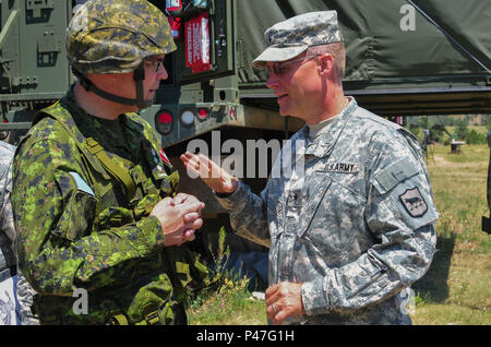 Kanadische Colonel John Conrad Kommandeur der Task Force 41, Kanadische Brigade Group, erörtert die Ausbildungsmaßnahmen mit US-Armee Brig. Gen. Kevin Griese, South Dakota Army National Guard Assistant Adjutant General während des goldenen Coyote übung, Forward Operating Base Custer, S.D., 17. Juni 2016. Die goldenen Coyote Übung ist eine dreiphasige, Szenario-driven Übung in den Black Hills von South Dakota und Wyoming, mit dem Kommandanten auf der Mission wesentliche Anforderungen der Aufgabe, Krieger Aufgaben und Übungen zu konzentrieren. (U.S. Armee Foto von SPC. Robert West/Freigegeben) Stockfoto