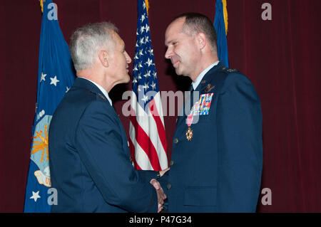 Maxwell AFB, Ala-Major General James Hawkins, Commander, 18 Air Force, Scott Air Force Base, Illinois, präsentiert die Legion des Verdienstes zu oberst Wayne Cooper, Commander, pädagogische Unterstützung Squadron, spaatz Zentrum für Officer Beitritte, Maxwell Air Force Base, May 3, 2016. (US Air Force Foto von Bud Hancock/Freigegeben) Stockfoto