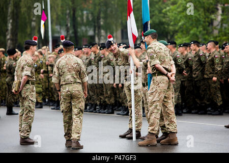 Die britischen Truppen teilen Lächeln als Übung Sabre Streik bis Wraps, Lettland. (U.S. Marine Corps Foto von Cpl. Kelly L. Straße, 2 D MARDIV COMCAM/Freigegeben) die britischen Truppen in einem Moment des Lachens vor Beginn der Abschlussfeier der Übung Sabre Streik 16 an Bord Adazi Militärbasis, Lettland, 21. Juni 2016. Die Einheit zwischen Verbündeten sorgt für die kollektive Verteidigung Europas. (U.S. Marine Corps Foto von Cpl. Kelly L. Straße, 2 D MARDIV COMCAM/Freigegeben) Stockfoto