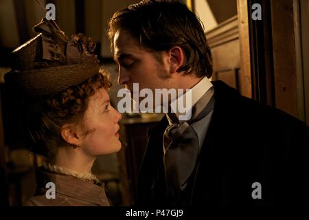 Original Film Titel: BEL AMI. Englischer Titel: BEL AMI. Regisseur: Declan Donnellan; NICK ORMEROD. Jahr: 2011. Stars: Robert Pattinson; HOLLIDAY GRAINGER. Credit: REDWAVE FILMS/Album Stockfoto