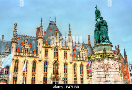 Statue von Jan Breydel und Pieter de Coninck und die provinciaal Hof Palace in Brügge, Belgien. Stockfoto