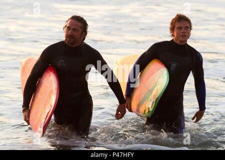 Original Film Titel: CHASING MAVERICKS. Englischer Titel: CHASING MAVERICKS. Regisseur: Michael Apted; Curtis Hanson. Jahr: 2012. Stars: Gerard Butler; TAYLOR HANDLEY. Quelle: Fuchs 2000 BILDER / Album Stockfoto