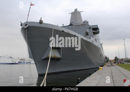 170603-N-SP 614-015 Swinoujscie, Polen (3. Juni 2017) amphibische Landung dock Schiff USS Arlington LPD (24) in Vorbereitung ist derzeit in 17 BALTOPS teilzunehmen. BALTOPS ist eine jährliche US-geführten Auffällig und Unterstützung der Kräfte der NATO - ausgeführt, multinationale maritime Übung im Ostseeraum entwickelt, Flexibilität und Interoperabilität zwischen den Teilnehmern zu fördern. (U.S Navy Foto von Mass Communication Specialist 3. Klasse Sara pflegt) Stockfoto