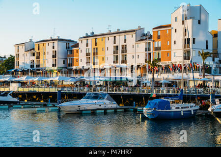 Marina & Promenade voller Touristen und Expats (vor allem aus Großbritannien und Golfspieler). Vordergrund: Luxuriöse Yachten. Vilamoura, Quarteira, Algarve, Portugal Stockfoto