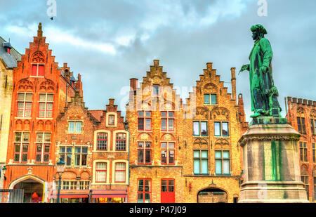 Statue von Jan van Eyck, einem frühen niederländischen Maler in Brügge, Belgien. Stockfoto