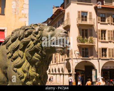 Detail auf dem Kopf des Löwen auf den Brunnen in der Innenstadt von Annecy, Frankreich Stockfoto