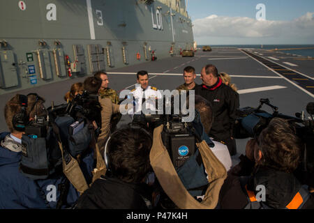 Brigadier Michael Ryan, der Australischen Armee Generaldirektor der Ausbildung, Kapitän Paul Mandziy, der kommandierende Offizier der HMAS Adelaide, und Oberstleutnant Steven M. Sutey, Kommandierender Offizier der 1., 1. Marine Regiment, diskutieren die HMAS Adelaide während einer Pressekonferenz auf Port Adelaide, South Australia, Australien, am 22. Juni 2016 beginnen. Dies ist das erste Mal, Marinesoldaten und Matrosen aus marinen Drehkraft - Darwin in solchen Zahlen auf eine Australische HMAS eingeschlagen haben. (U.S. Marine Corps Foto von Cpl. Mandaline Limousine/Freigegeben) Stockfoto