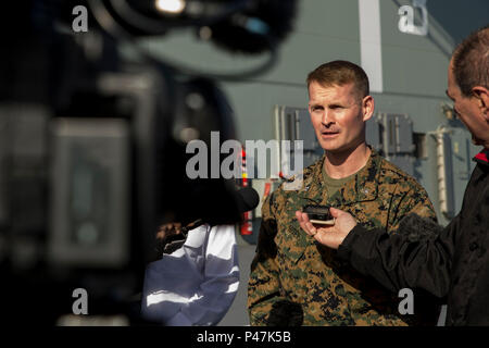 Oberstleutnant Steven M. Sutey, Kommandierender Offizier der 1., 1. Marine Regiment, bespricht die HMAS Adelaide während einer Pressekonferenz auf Port Adelaide, South Australia, Australien, am 22. Juni 2016 beginnen. Dies ist das erste Mal, Marinesoldaten und Matrosen aus marinen Drehkraft - Darwin in solchen Zahlen auf eine Australische HMAS eingeschlagen haben. (U.S. Marine Corps Foto von Cpl. Mandaline Limousine/Freigegeben) Stockfoto