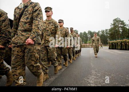 Die Einheit zwischen Verbündeten sorgt für die kollektive Verteidigung Europas. (U.S. Marine Corps Foto von Cpl. Kelly L. Straße, 2 D MARDIV COMCAM/Freigegeben) US-Marines März aus die Parade Deck von adazi Militärbasis, Lettland, nach dem Ende der Siegerehrung für Übung Sabre Streik 16., 21. Juni 2016. Die Einheit zwischen Verbündeten sorgt für die kollektive Verteidigung Europas. (U.S. Marine Corps Foto von Cpl. Kelly L. Straße, 2 D MARDIV COMCAM/Freigegeben) Stockfoto