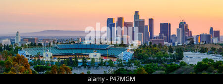 Los Angeles Skyline und Dodgers Baseball Stadium, Kalifornien, USA. Stockfoto