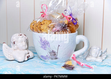 Dekorative große schöne Schale mit Keksen in Geschenkverpackung. Stockfoto