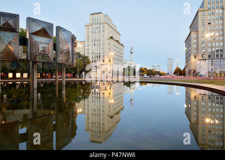 Berlin, Deutschland, Reflexion der Wohngebäude in den Brunnen am Strausberger Platz in Berlin-Friedrichshain Stockfoto