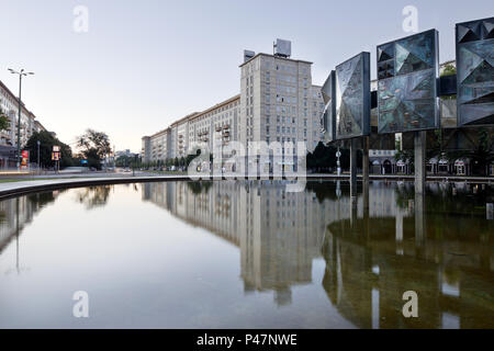 Berlin, Deutschland, Reflexion des Wohnhauses in der Karl-Marx-Allee in Berlin-Friedrichshain in der Brunnen am Strausberger Platz Stockfoto