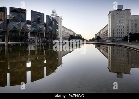 Berlin, Deutschland, Reflexion des Wohnhauses in der Karl-Marx-Allee in Berlin-Friedrichshain in der Brunnen am Strausberger Platz Stockfoto