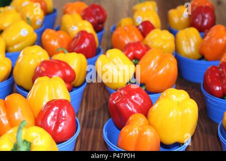 Markt Anzeige der Gelbe, orange und rote Paprika in runde Körbe Stockfoto