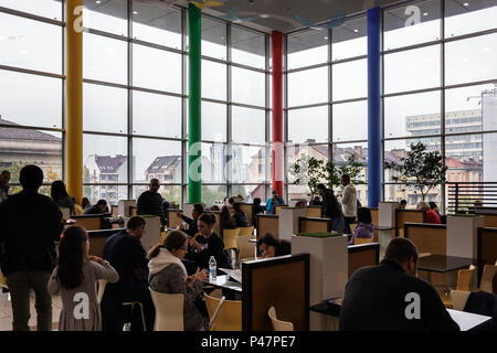Sofia, Bulgarien, Restaurant in mall Mall von Sofia Stockfoto