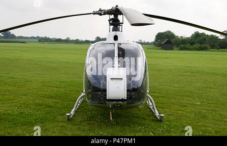 Westland Gazelle HT. 3G-CBSI/XZ 934 von der Gazelle Squadron Display Team fliegen an Shuttleworth Navy Airshow in Old Warden am 3. Juni 2018 Fliegen Stockfoto