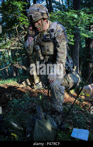 Ein britischer Soldat des zweiten Bataillons, Royal Gurkha Rifles überträgt mission Details während der Durchführung defensive Operationen während Schnelle Reaktion 16 Training am Hohenfels Training Area, ein Teil des Joint Multinational Readiness Center, in Hohenfels, Deutschland, Jan. 20, 2016. Übung schnelle Reaktion ist eines der führenden militärischen Krisenreaktion Schulungen für multi-nationale zerstreuten Kräfte in der Welt. Die Übung ist so konzipiert, dass die Bereitschaft der Bekämpfung der Kern der U.S. Global Response Force - derzeit der 82nd Airborne Division 1st Brigade Combat Team - conduc zu verbessern Stockfoto