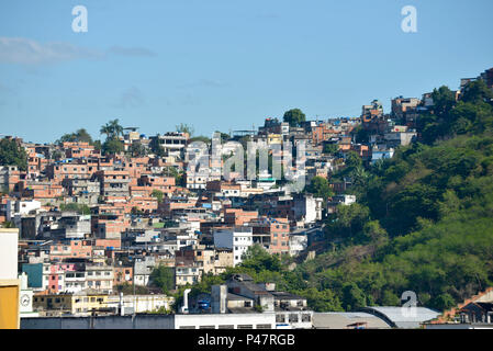 RIO DE JANEIRO, RJ - 02/12/2014: CLIMA TEMPO - Vista do Morro da Mangueira, Zona Norte da Cidade na manhã desta Quinta da Terça sehr wohl fühlte - Feira, o de Tempo predomínio será aberto keine Grande Rio. Nuvens Mais carregadas devem se formar apenas nas Áreas de Serra, Mas na Hauptstadt e em Grande parte do Litoral, o Sol vai brilhar Forte e não Há previsão de chuva. Minima de 19e Máxima de 35 Graus. (Foto: Celso Pupo/Fotoarena) Stockfoto