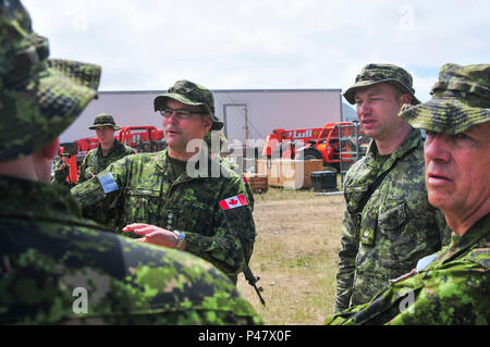 Kanadische Armee Oberst John Conrad, Links, Kommandant der Brigade 41 kanadische Gruppe, inspiziert ein Radio Repeater bei Vorwärts Operating Base Custer, Custer, S.D., 15. Juni 2016. Die goldenen Coyote Übung ist eine dreiphasige, Szenario-driven Übung in den Black Hills von South Dakota und Wyoming, mit dem Kommandanten auf der Mission wesentliche Anforderungen der Aufgabe, Krieger Aufgaben und Übungen zu konzentrieren. (U.S. Armee Foto von SPC. Robert West/Freigegeben) Stockfoto