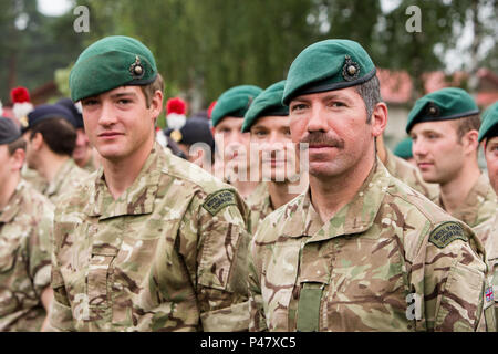 Royal Marines lächeln Kommandos mit Vertrauen als Europas Sicherheit ist in den Händen von NATO-Verbündeten. (U.S. Marine Corps Foto von Cpl. Kelly L. Straße, 2 D MARDIV COMCAM/Freigegeben) Royal Marines posieren für ein Foto vor Beginn der Abschlussfeier der Übung Sabre Streik 16 an Bord Adazi Militärbasis, Lettland, 21. Juni 2016. Die Einheit zwischen Verbündeten sorgt für die kollektive Verteidigung Europas. (U.S. Marine Corps Foto von Cpl. Kelly L. Straße, 2 D MARDIV COMCAM/Freigegeben) Stockfoto