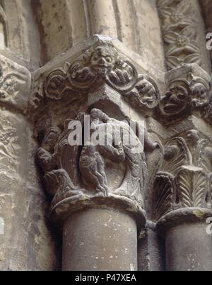 CAPITEL DEL ARPISTA Y DEL CONTORSIONISTA EN LA PORTADA OESTE DE LA IGLESIA DE SAN SALVADOR - SIGLO XIII-ROMANICO ESPAÑOL. Autor: Maestro de Agüero (12.). Lage: Iglesia del Salvador, Ejea de los Caballeros, SPANIEN. Stockfoto