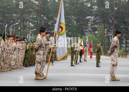 NATO-Verbündeten kommen zusammen mit einer Denkrichtung, die kollektive Verteidigung Europas. (U.S. Marine Corps Foto von Cpl. Kelly L. Straße, 2 D MARDIV COMCAM/Freigegeben) USA und NATO-Verbündeten stolz ihre Farben zeigen, während in der Einheit stehen bei der Abschlussfeier für Übung Sabre Streik 16, Adazi Militärbasis, Lettland, 21. Juni 2016. Die Einheit zwischen Verbündeten sorgt für die kollektive Verteidigung Europas. (U.S. Marine Corps Foto von Cpl. Kelly L. Straße, 2 D MARDIV COMCAM/Freigegeben) Stockfoto