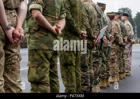 Die Einheit zwischen Verbündeten sorgt für die kollektive Verteidigung Europas. (U.S. Marine Corps Foto von Cpl. Kelly L. Straße, 2 D MARDIV COMCAM/Freigegeben) NATO-Alliierten Soldaten für ihre Leistungen anerkannt bei Parade Rest bei der Abschlussfeier an Bord Adazi Militärbasis, Lettland, 21. Juni 2016 stehen. Die Einheit zwischen Verbündeten sorgt für die kollektive Verteidigung Europas. (U.S. Marine Corps Foto von Cpl. Kelly L. Straße, 2 D MARDIV COMCAM/Freigegeben) Stockfoto