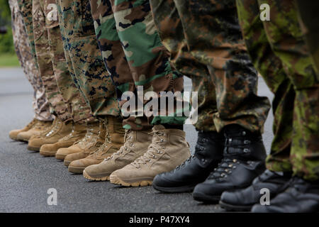 NATO-Verbündeten Vereinheitlichung der kollektiven Verteidigung Europas zu gewährleisten. (U.S. Marine Corps Foto von Cpl. Kelly L. Straße, 2 D MARDIV COMCAM/Freigegeben) NATO-Alliierten Soldaten für ihre Leistungen anerkannt stehen zusammen bei der Abschlussfeier an Bord Adazi Militärbasis, Lettland, 21. Juni 2016. Die Einheit zwischen Verbündeten sorgt für die kollektive Verteidigung Europas. (U.S. Marine Corps Foto von Cpl. Kelly L. Straße, 2 D MARDIV COMCAM/Freigegeben) Stockfoto