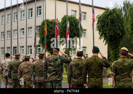 NATO-Verbündeten Vereinen für die kollektive Verteidigung Europas. (U.S. Marine Corps Foto von Cpl. Kelly L. Straße, 2 D MARDIV COMCAM/Freigegeben) USA und NATO-Truppen grüßt alle Farben, wie sie unisono bei der Abschlussfeier für Übung Sabre Streik 16 abgesenkt, Adazi Militärbasis, Lettland, 21. Juni 2016. Die Einheit zwischen Verbündeten sorgt für die kollektive Verteidigung Europas. (U.S. Marine Corps Foto von Cpl. Kelly L. Straße, 2 D MARDIV COMCAM/Freigegeben) Stockfoto