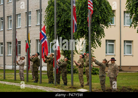 NATO-Verbündeten Vereinen für die kollektive Verteidigung Europas. (U.S. Marine Corps Foto von Cpl. Kelly L. Straße, 2 D MARDIV COMCAM/Freigegeben) NATO-Verbündeten die Farben am Ende der Abschlussveranstaltung für Übung Sabre Streik 16, Adazi Militärbasis, Lettland, 21. Juni 2016. Die Einheit zwischen Verbündeten sorgt für die kollektive Verteidigung Europas. (U.S. Marine Corps Foto von Cpl. Kelly L. Straße, 2 D MARDIV COMCAM/Freigegeben) Stockfoto