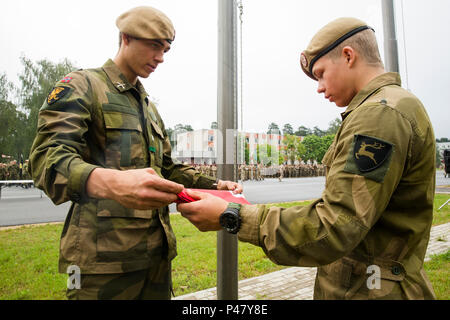 Teilnehmenden Kräfte von 13 alliierten Nationen gemeinsam stärker wachsen, wie Sie sich vorbereiten, multinationalen Blindbewerbungen in ganz Europa zu unterstützen. (U.S. Marine Corps Foto von Cpl. Kelly L. Straße, 2 D MARDIV COMCAM/Freigegeben) Die norwegischen Soldaten falten Ihre Farben am Ende der Abschlussveranstaltung für Übung Sabre Streik 16, Adazi Militärbasis, Lettland, 21. Juni 2016. Die Einheit zwischen Verbündeten sorgt für die kollektive Verteidigung Europas. (U.S. Marine Corps Foto von Cpl. Kelly L. Straße, 2 D MARDIV COMCAM/Freigegeben) Stockfoto