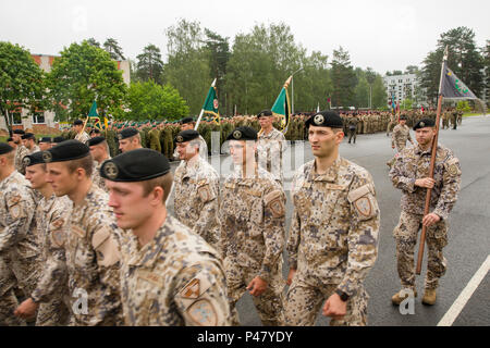 Sabre Streik verbessert unsere Reaktionszeit in der Region und hält unsere Partnerschaft mit 12 anderen NATO-Verbündeten. (U.S. Marine Corps Foto von Cpl. Kelly L. Straße, 2 D MARDIV COMCAM/Freigegeben) lettische Soldaten März aus der Parade Deck nach dem closing Zeremonie für Übung Sabre Streik 16, Adazi Militärbasis, Lettland, 21. Juni 2016. Die Einheit zwischen Verbündeten sorgt für die kollektive Verteidigung Europas. (U.S. Marine Corps Foto von Cpl. Kelly L. Straße, 2 D MARDIV COMCAM/Freigegeben) Stockfoto