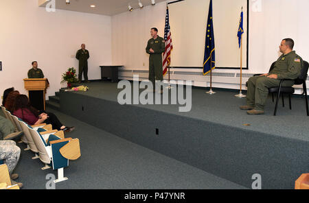 Colonel Bryan White, 168 Operationen Gruppenkommandant, danke Carmen, Paloma, und Ariana Polanco, die Frau und die beiden Töchter von Oberstleutnant Jhonny Polanco, während der Annahme des Befehls Zeremonie, wo Oberstleutnant Polanco Die guidon als der neue 168 Air Refuelling Squadron Commander, Eielson AFB, Alaska, 27. Dezember 2016 erhalten. Polanco übernimmt das Kommando über die Staffel nach dem Rücktritt seines Vorgängers, Oberstleutnant Buck Smith, der von der Air National Guard Interior-Alaska Flügel Anfang dieses Monats in den Ruhestand. (U.S. Air National Guard Foto von Senior Master Sgt. Paul Mann/Freigegeben) Stockfoto