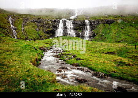 Wasserfall in Färöer Inseln lange Belichtung geschossen Stockfoto