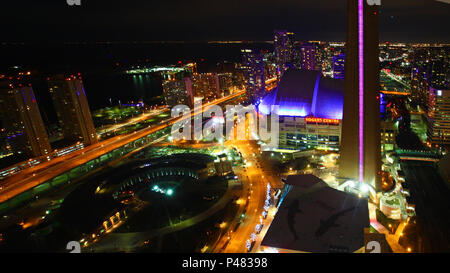 Eine Antenne in der Nacht in Toronto CN Tower und Rogers Centre Stockfoto