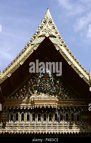 Bad Homburg, Deutschland - 19. Mai 2018: Das Dach der Thai-Sala Pavillon reich mit Gold und Schmuck am Brunnen im Kurpark eingerichtet am Stockfoto