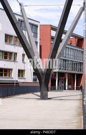 Eine moderne Fußgängerbrücke über den Hessenring in Bad Homburg. Stockfoto
