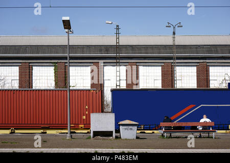 Eisenbahn Waggons eines Gueterzuges stand auf der Plattform eines Güterbahnhof. Stockfoto