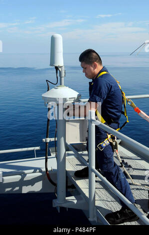 N-3038 W-480 nördliche arabische Meer (Jan. 15, 2010) Elektroniker 3. Klasse Napoleon Calceta führt die Instandhaltung auf eine Antenne an Bord der Flugzeugträger USS Nimitz (CVN 68). Der Nimitz Carrier Strike Group ist auf eine Routine, um die Bereitstellung zu den USA 5 Flotte Verantwortungsbereich. Stockfoto