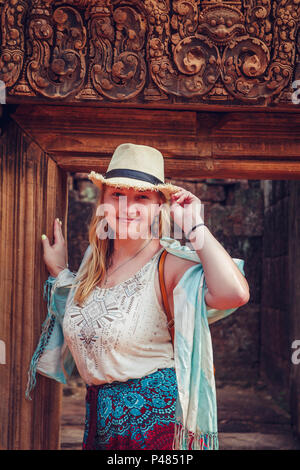 Frau in Banteay Srey - einzigartige Tempel aus rosa Sandstein. Angkor, Siem Reap, Kambodscha. Stockfoto