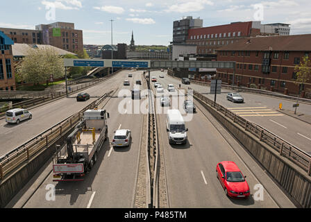 Zentrale Autobahn, Newcastle mit Autos, Trucks, Lastwagen. Stockfoto