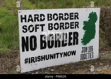 Irland, das Vereinigte Königreich, 2. Juni 2018. Irische Einheit hart weich ohne Rand am Rand der Straße in der Nähe der irischen Grenze und wichtig zu laufenden Brexit Verhandlungen. Stockfoto