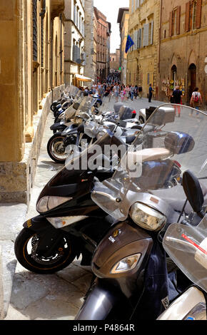 Roller auf der Straße geparkt, Siena, Toskana, Italien Stockfoto