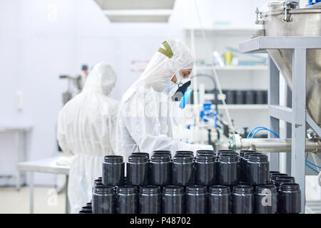 Factory Mitarbeiter in Schutzkleidung arbeiten Stockfoto