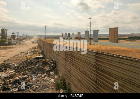 Prototypen der vorgeschlagenen neuen Trump Wand errichtet in der Nähe der Otay Mesa der Einreise in Kalifornien und Tijuana, Mexiko. Stockfoto